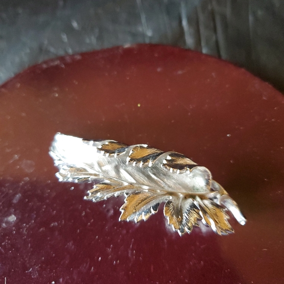 VINTAGE STUNNING SILVER TONE LEAF PIN BROOCH ~SIGNED: CORO - Picture 2 of 5